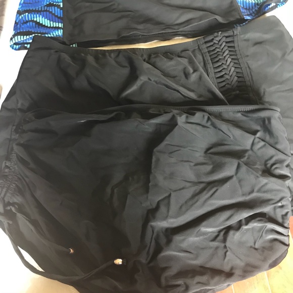 Swimsuit tankini with 2 pairs of bottoms. - Picture 2 of 11